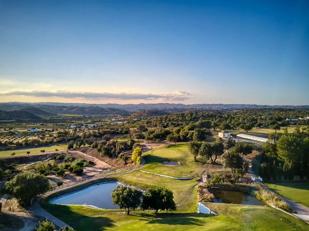 Benamor Golf sedd från luften med bergen i bakgrunden